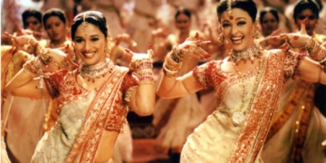 Madhuri Dixit performing in Dola Re Dola sequence with Aishwarya Rai